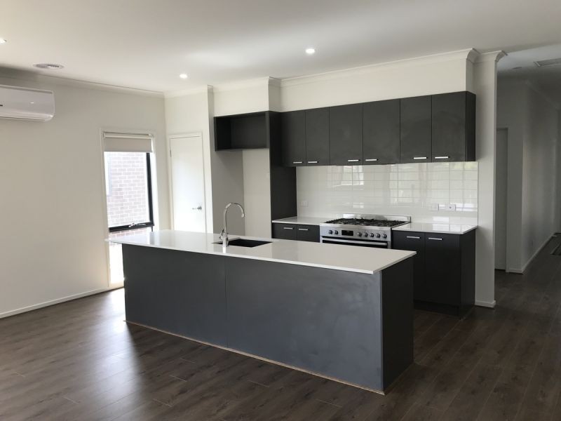 12 Lotus St, Pakenham VIC 3810