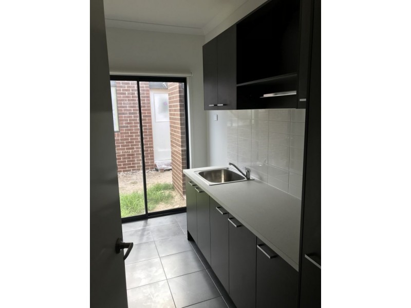 12 Lotus St, Pakenham VIC 3810