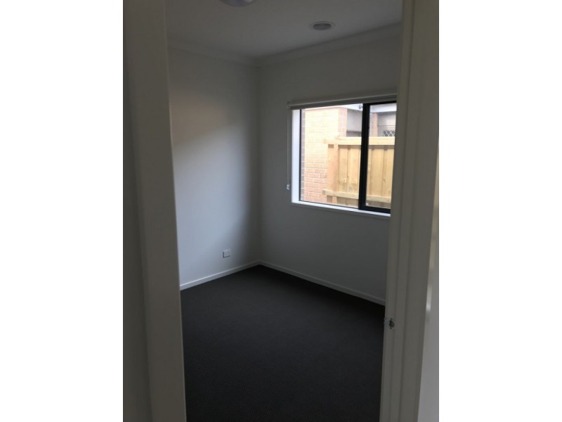 12 Lotus St, Pakenham VIC 3810