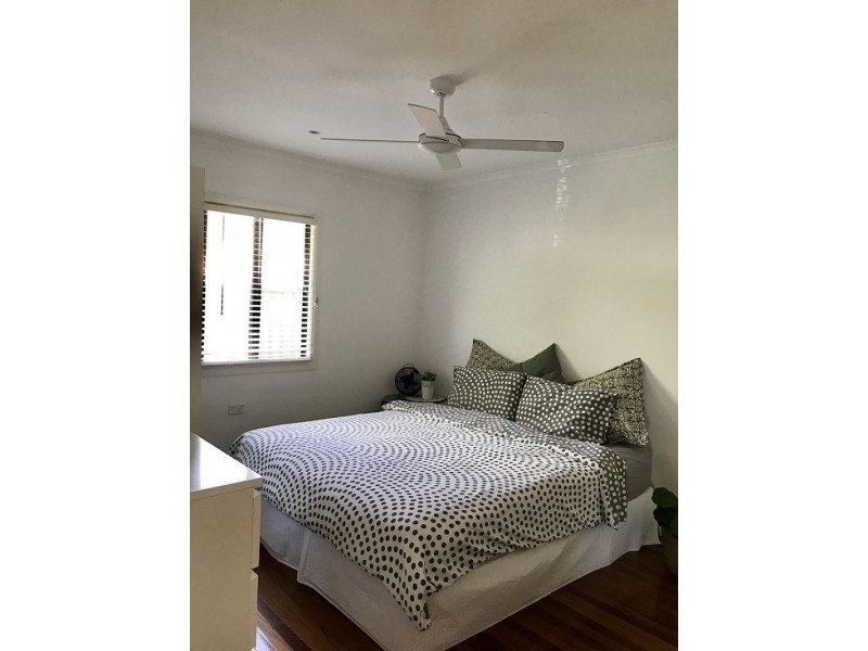 19 Second Ave, Labrador QLD 4215