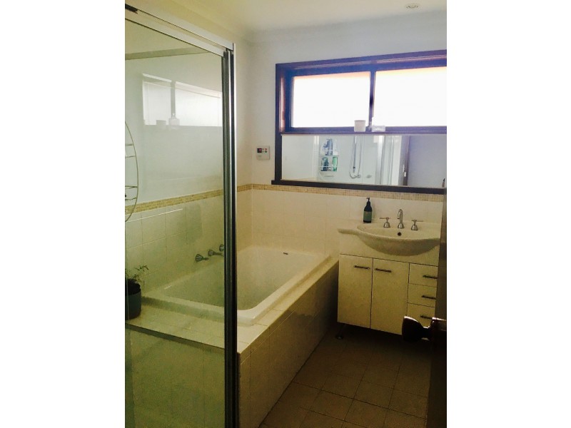 1B Barry St, Reservoir VIC 3073