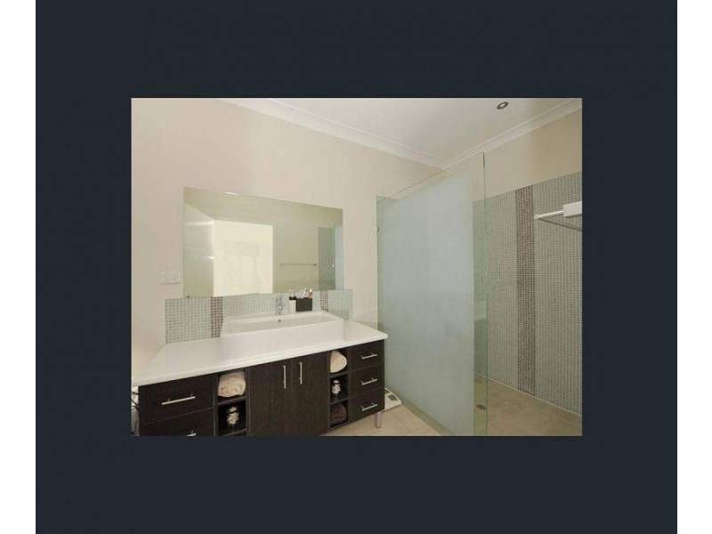 96 Pear St, Greenslopes QLD 4120
