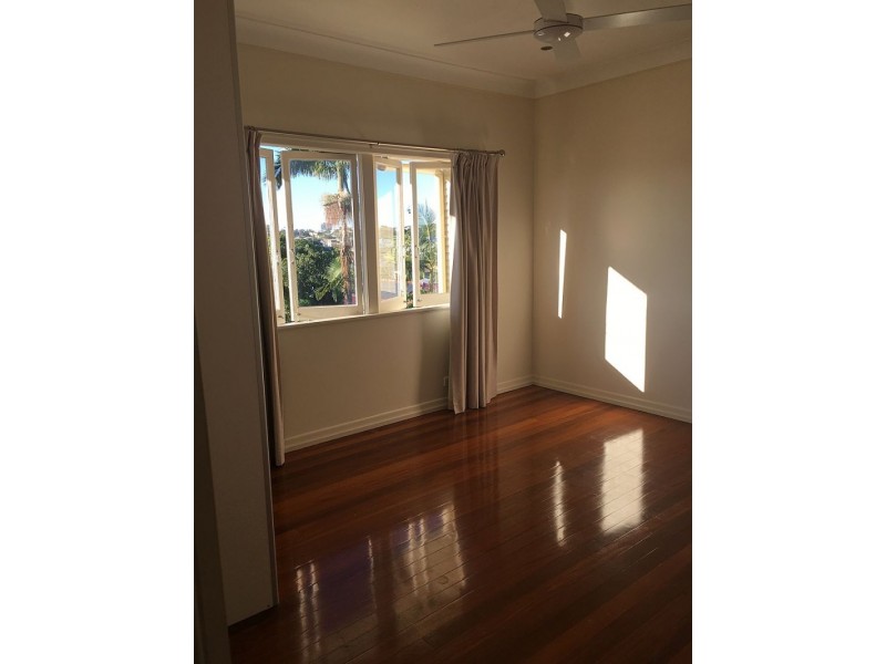 96 Pear St, Greenslopes QLD 4120