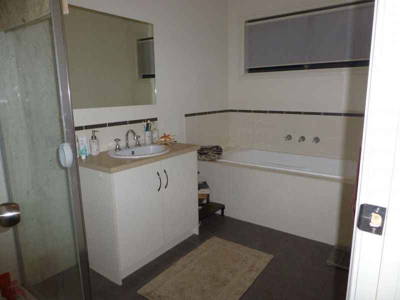 27 Singer Dr, Happy Valley SA 5159
