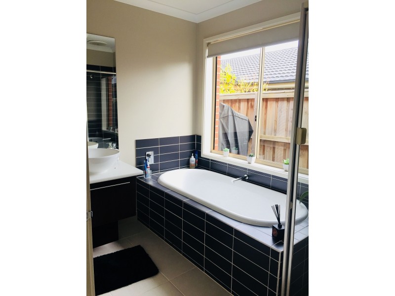 27 Dunraven Cres, Doreen VIC 3754