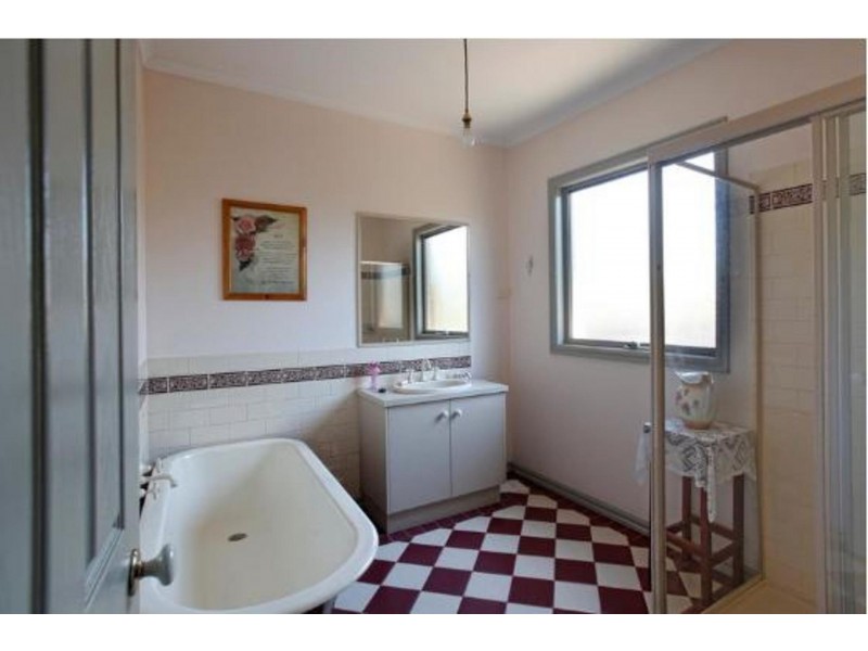 4A Burke St, Woodend VIC 3442