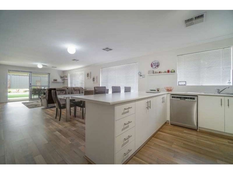 8 Vidalia Dr, Aveley WA 6069