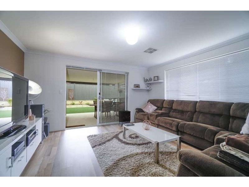 8 Vidalia Dr, Aveley WA 6069