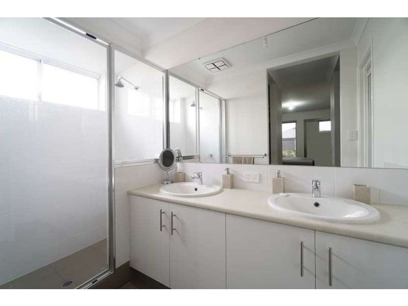 8 Vidalia Dr, Aveley WA 6069