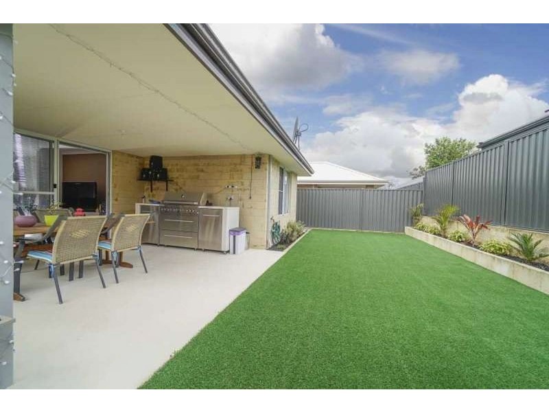 8 Vidalia Dr, Aveley WA 6069