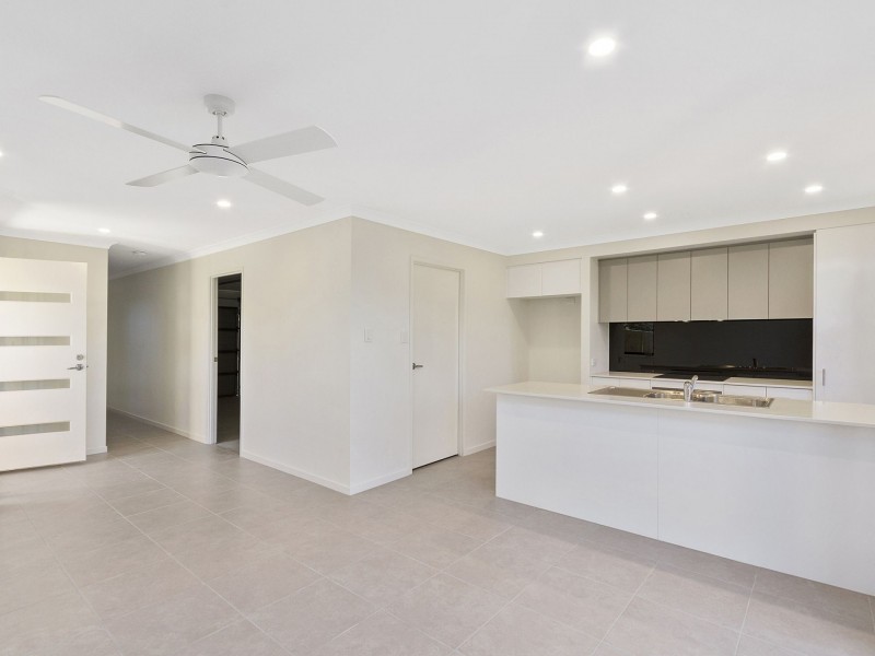 2/4 Angela Way, Pimpama QLD 4209