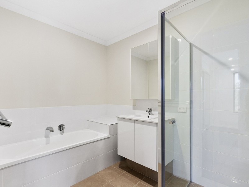 2/4 Angela Way, Pimpama QLD 4209