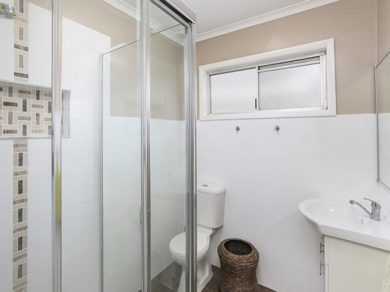 8 Colin St, Berkeley Vale NSW 2261