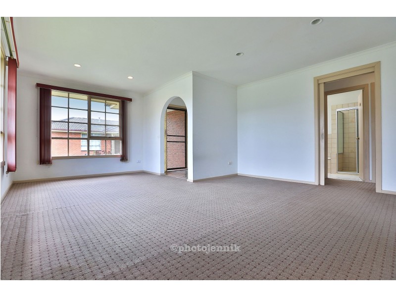 1/4 Guest Rd, Pakenham VIC 3810