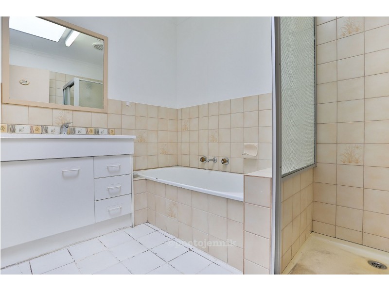 1/4 Guest Rd, Pakenham VIC 3810