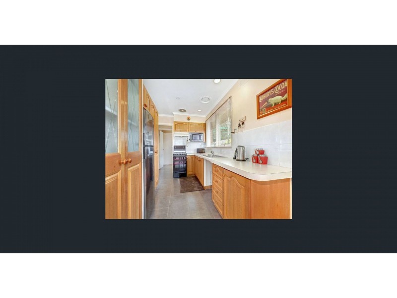 16 Manson Dr, Melton South VIC 3338