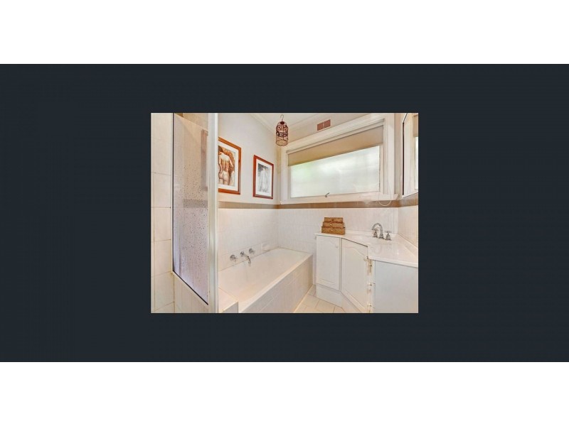 16 Manson Dr, Melton South VIC 3338