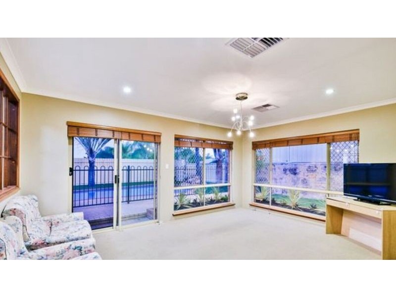 7 Sellen Ct, Leeming WA 6149