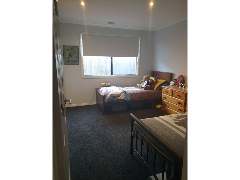 48 Wakenshaw Cres, Pakenham VIC 3810