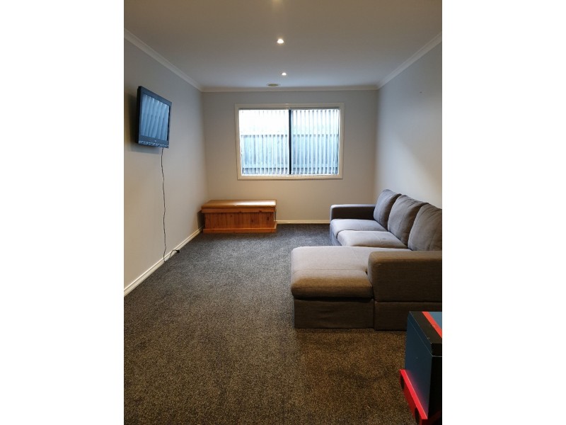 48 Wakenshaw Cres, Pakenham VIC 3810