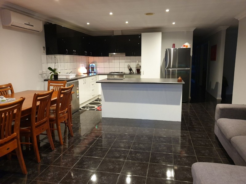 48 Wakenshaw Cres, Pakenham VIC 3810