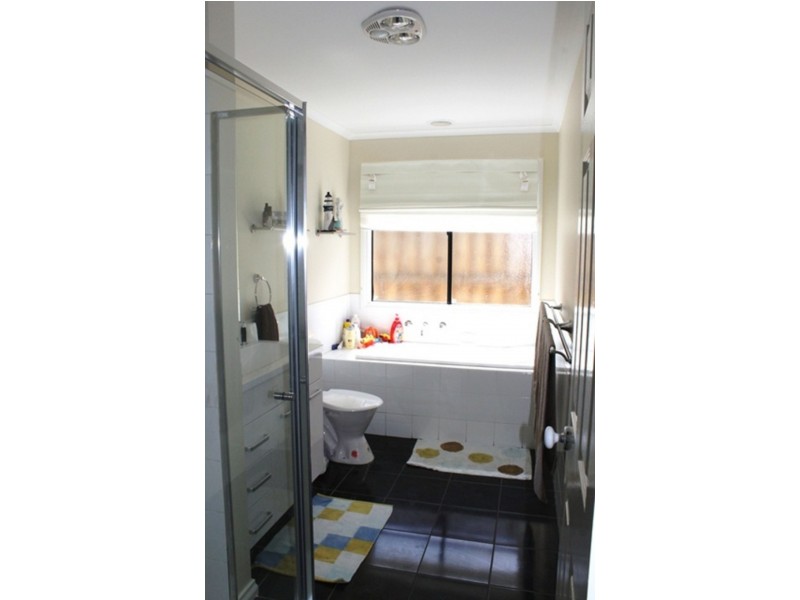 48 Wakenshaw Cres, Pakenham VIC 3810