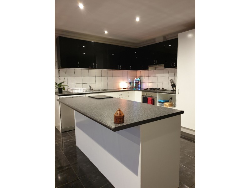 48 Wakenshaw Cres, Pakenham VIC 3810