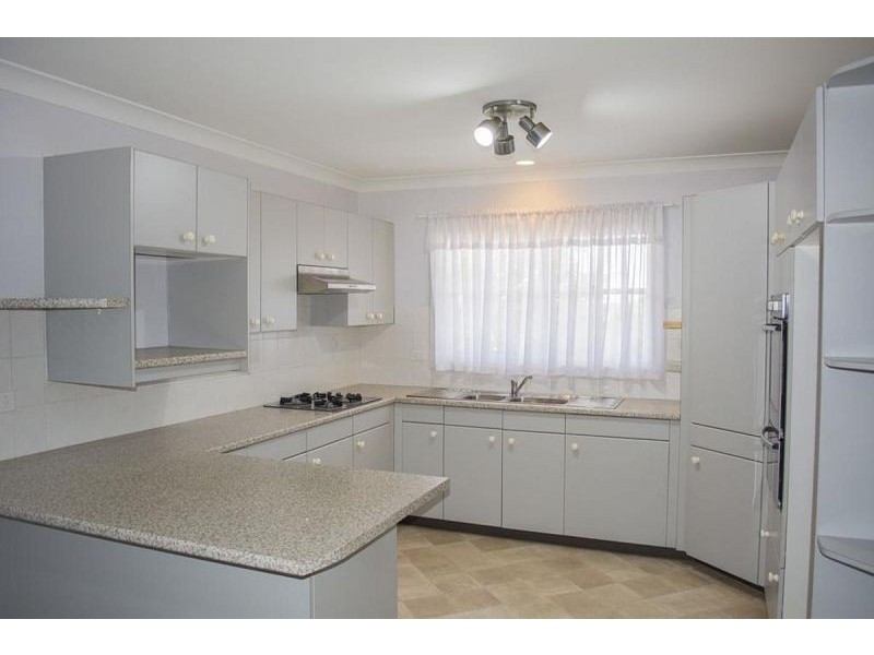 18 Wyong Rd, Berkeley Vale NSW 2261