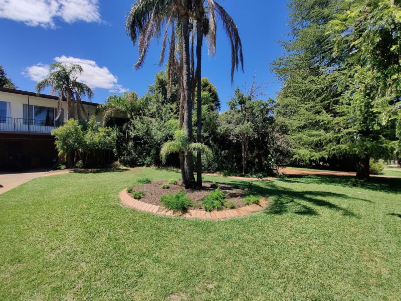 76 Ross Cres, Griffith NSW 2680