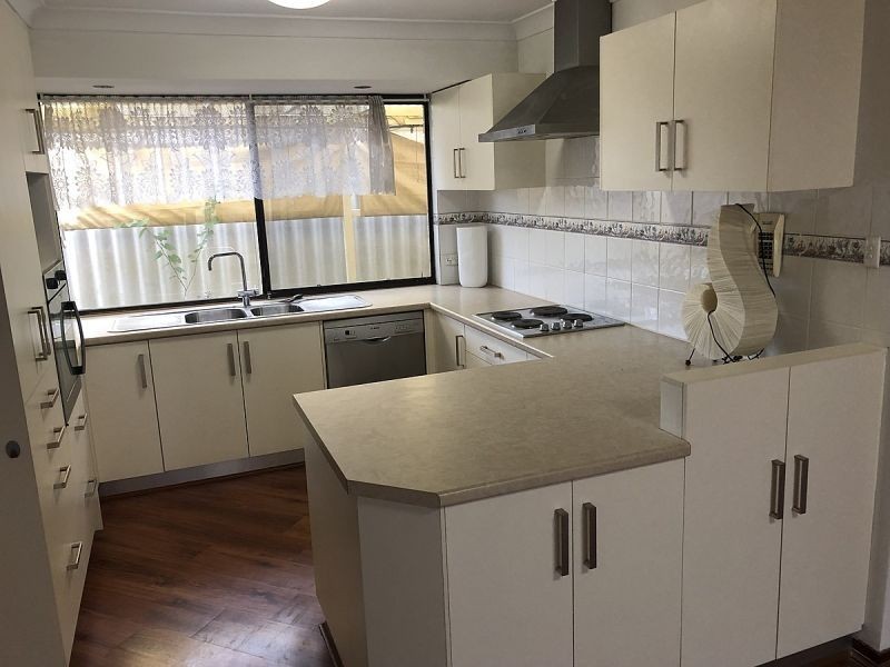 4 Lockeville Cl, Beldon WA 6027