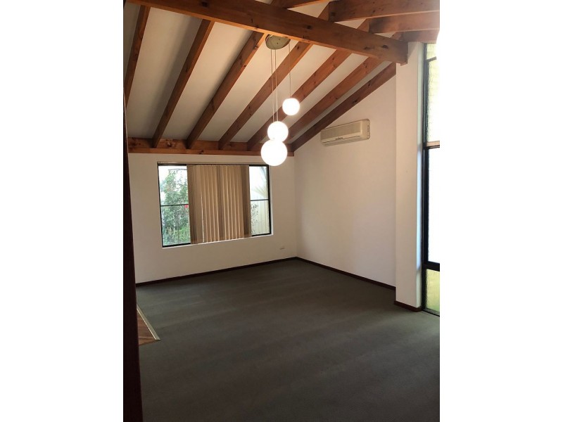 4 Lockeville Cl, Beldon WA 6027