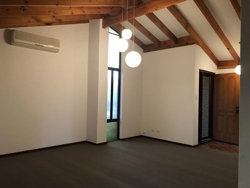 4 Lockeville Cl, Beldon WA 6027