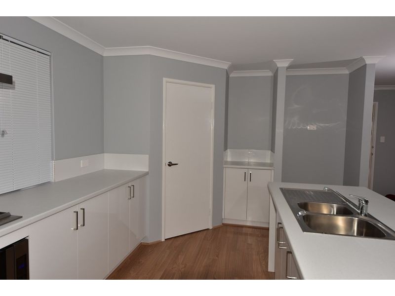 34 Yewers Dr, Champion Lakes WA 6111