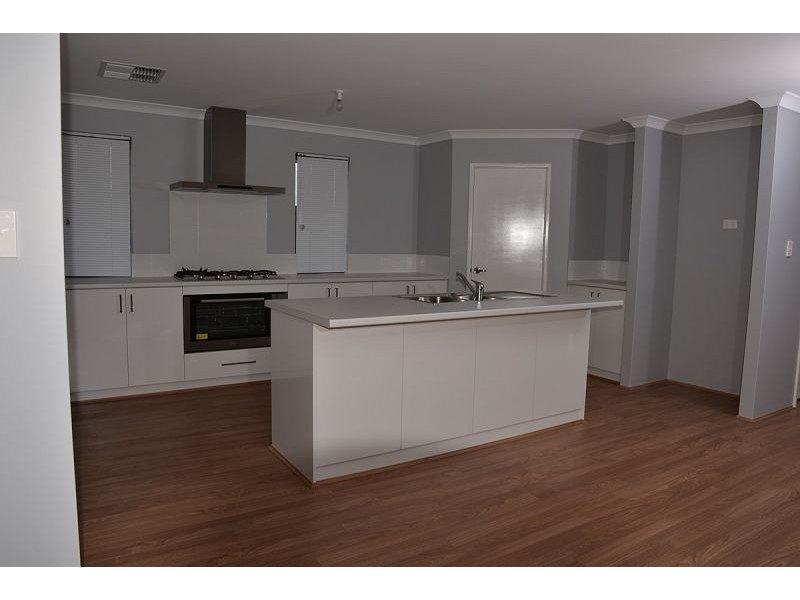 34 Yewers Dr, Champion Lakes WA 6111