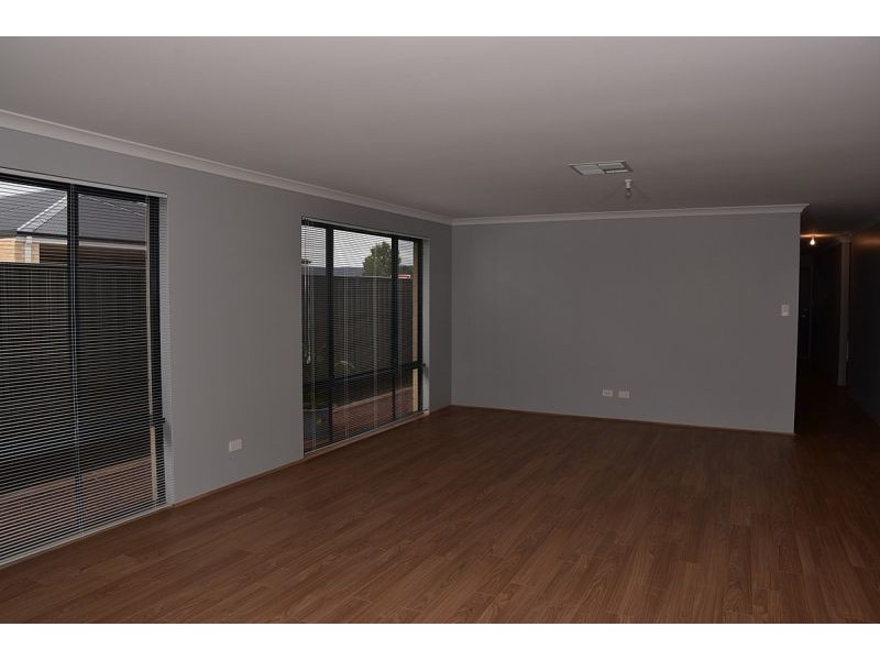 34 Yewers Dr, Champion Lakes WA 6111