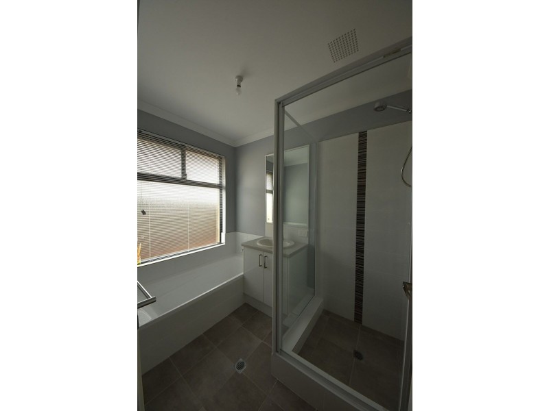 34 Yewers Dr, Champion Lakes WA 6111