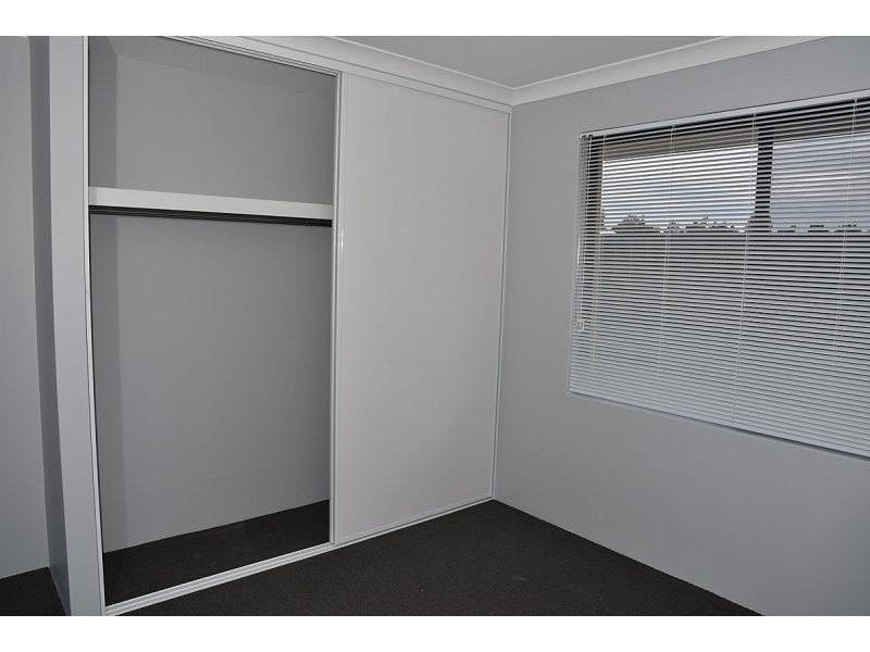 34 Yewers Dr, Champion Lakes WA 6111