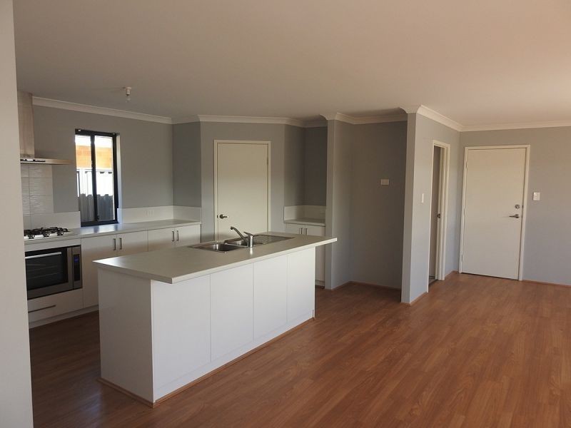 34 Yewers Dr, Champion Lakes WA 6111