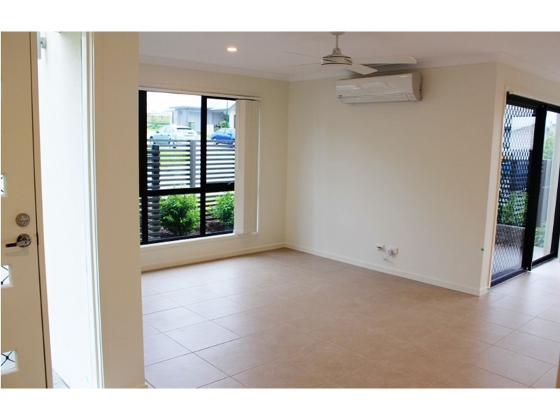 2/2 Angela Way, Pimpama QLD 4209
