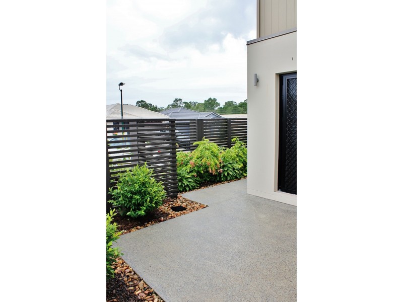 2/2 Angela Way, Pimpama QLD 4209