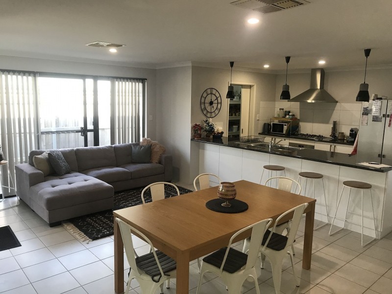 284 Peelwood Pde, Halls Head WA 6210
