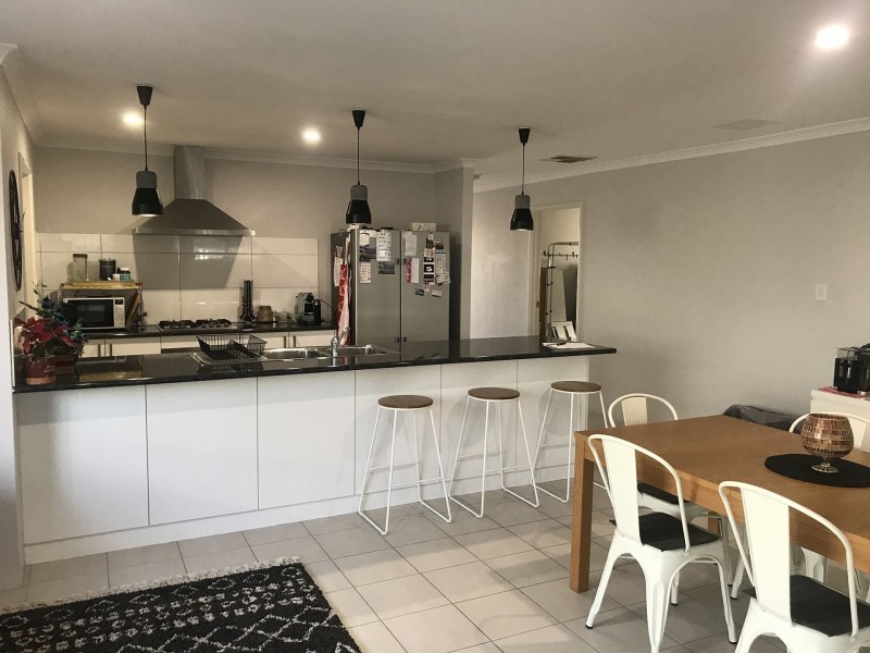 284 Peelwood Pde, Halls Head WA 6210