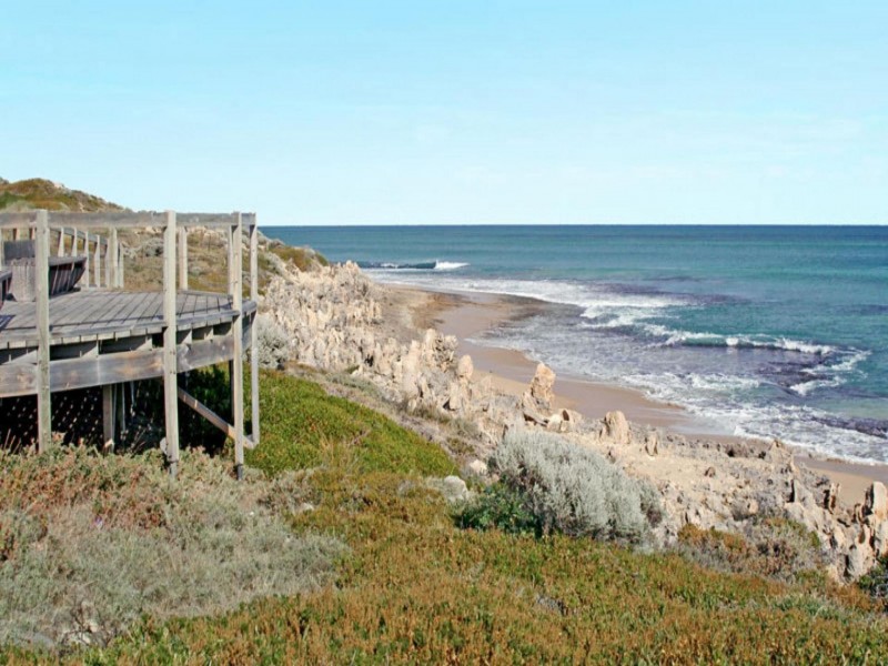 284 Peelwood Pde, Halls Head WA 6210