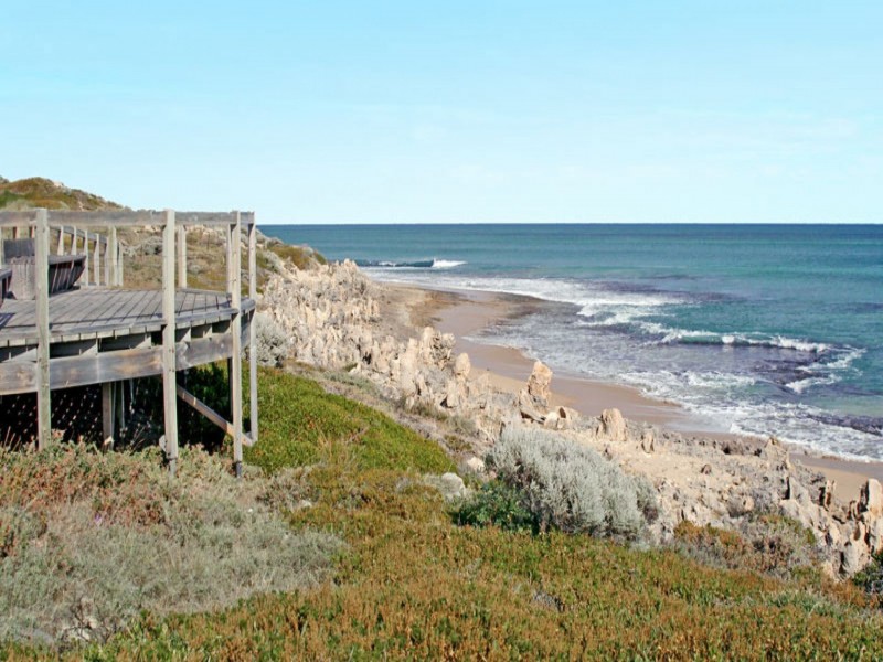 284 Peelwood Pde, Halls Head WA 6210