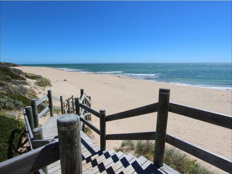 284 Peelwood Pde, Halls Head WA 6210
