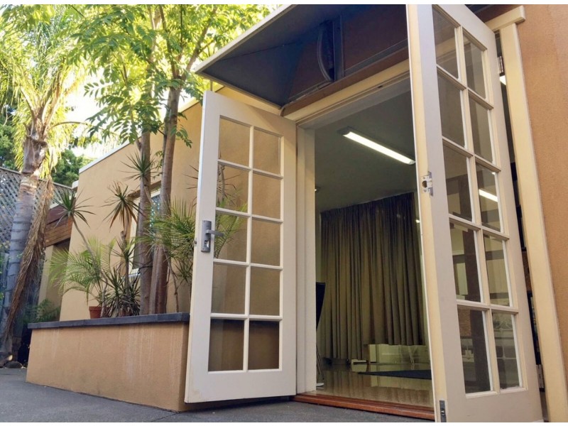 8 Rochdale Dr, Burwood East VIC 3151