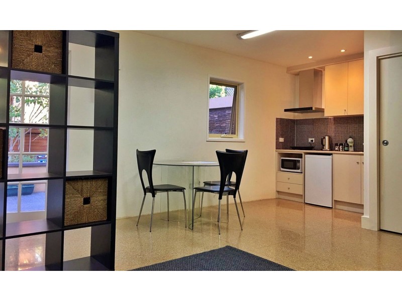 8 Rochdale Dr, Burwood East VIC 3151