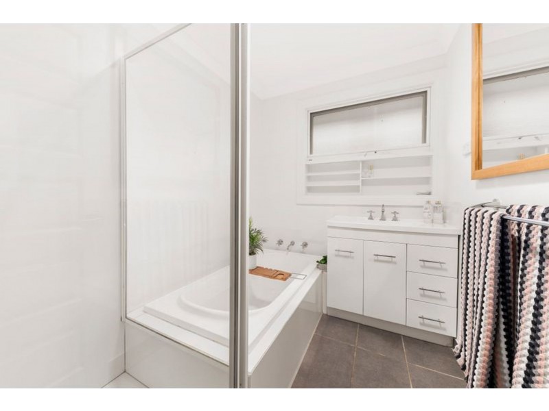 8 Leyland Rd, Ferntree Gully VIC 3156