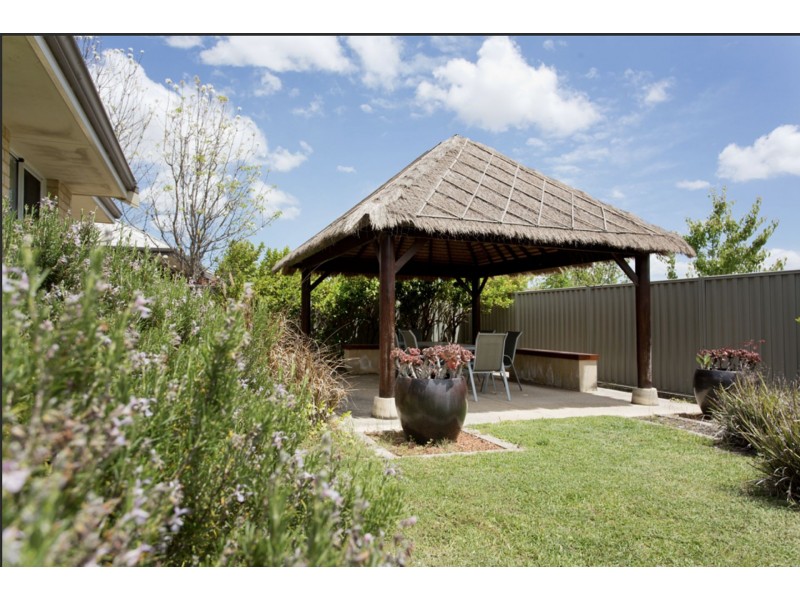 6 Isla Pl, Piara Waters WA 6112