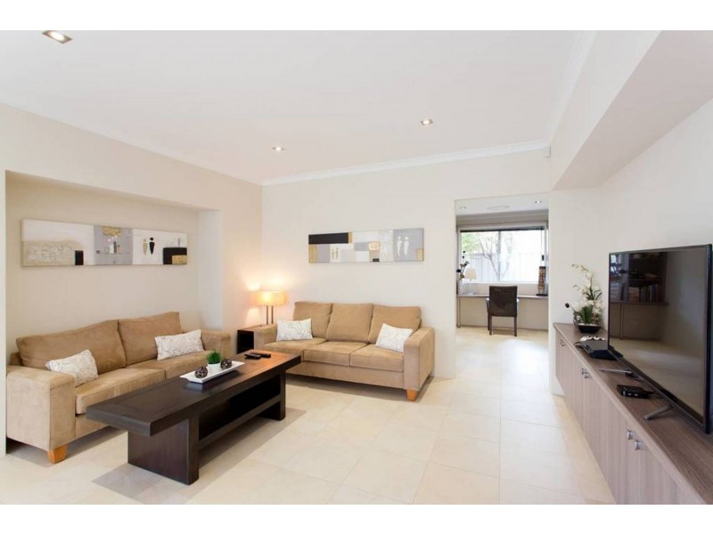 6 Isla Pl, Piara Waters WA 6112